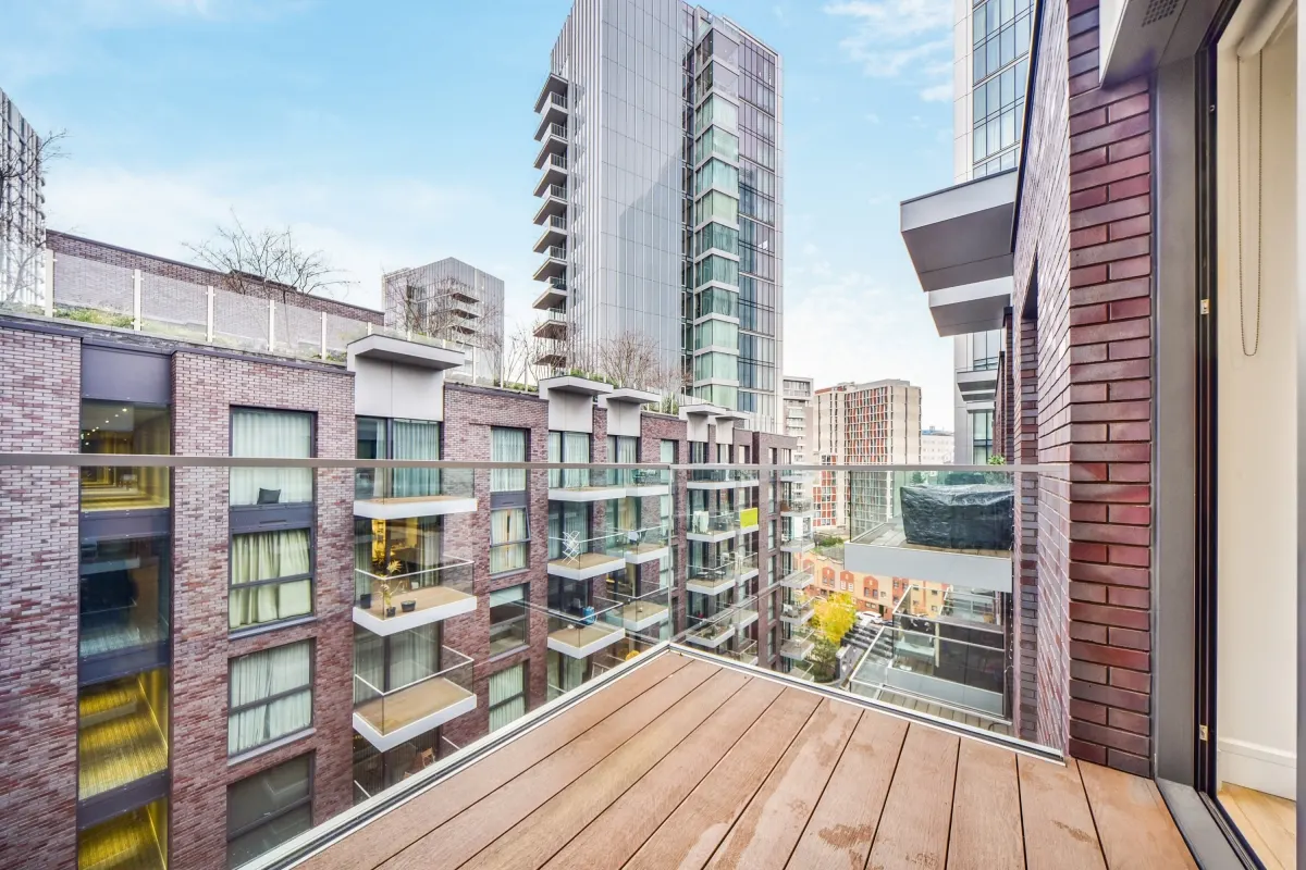 Flat Piazza Walk in Greater London