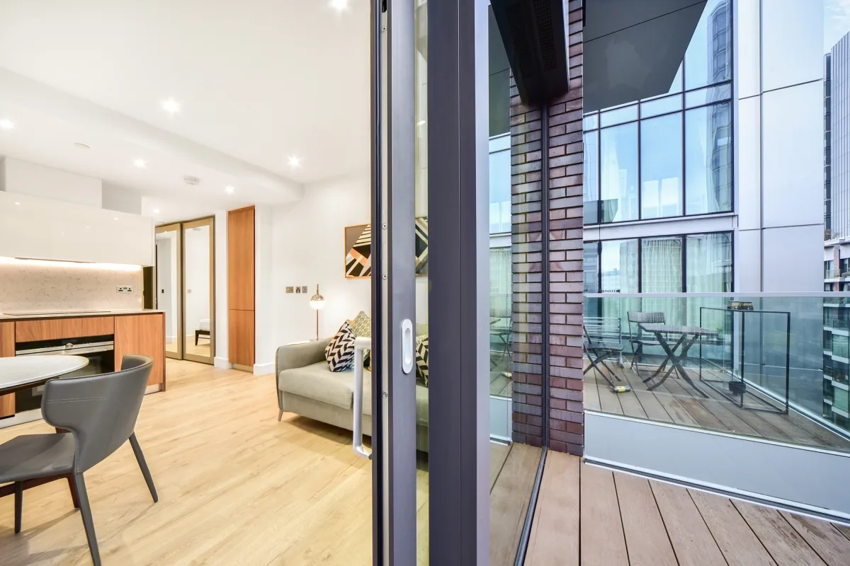Flat Piazza Walk in Greater London