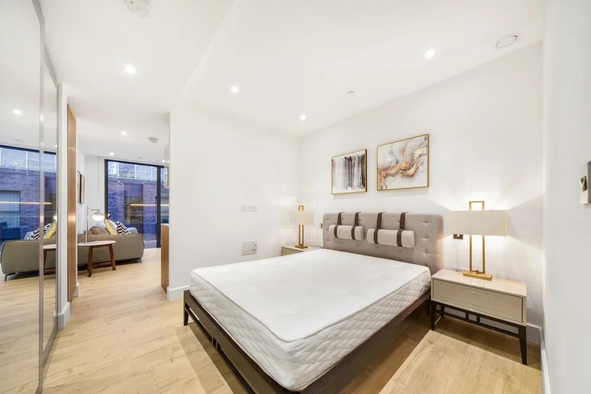 Flat Piazza Walk in Greater London