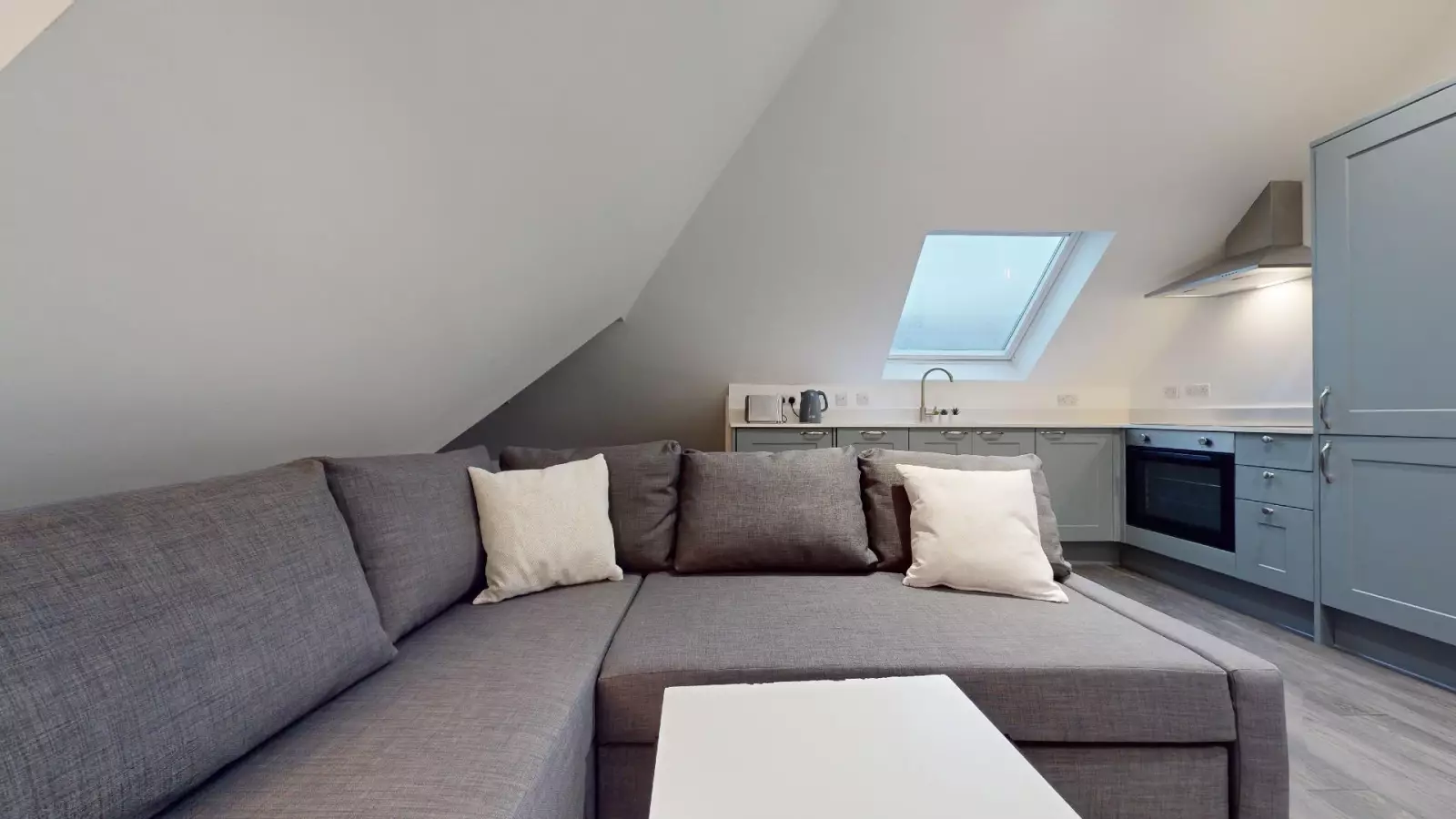 Flat Melrose Avenue in Greater London