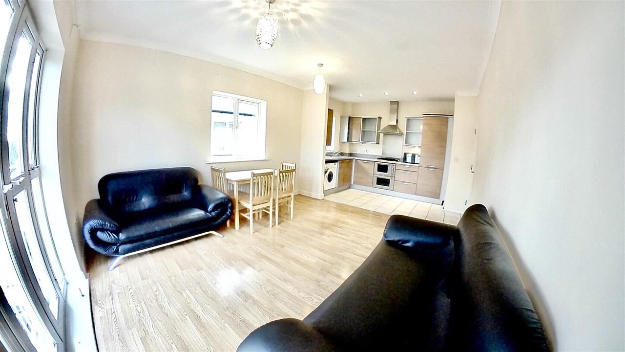 Flat Berkeley Avenue in Greater London
