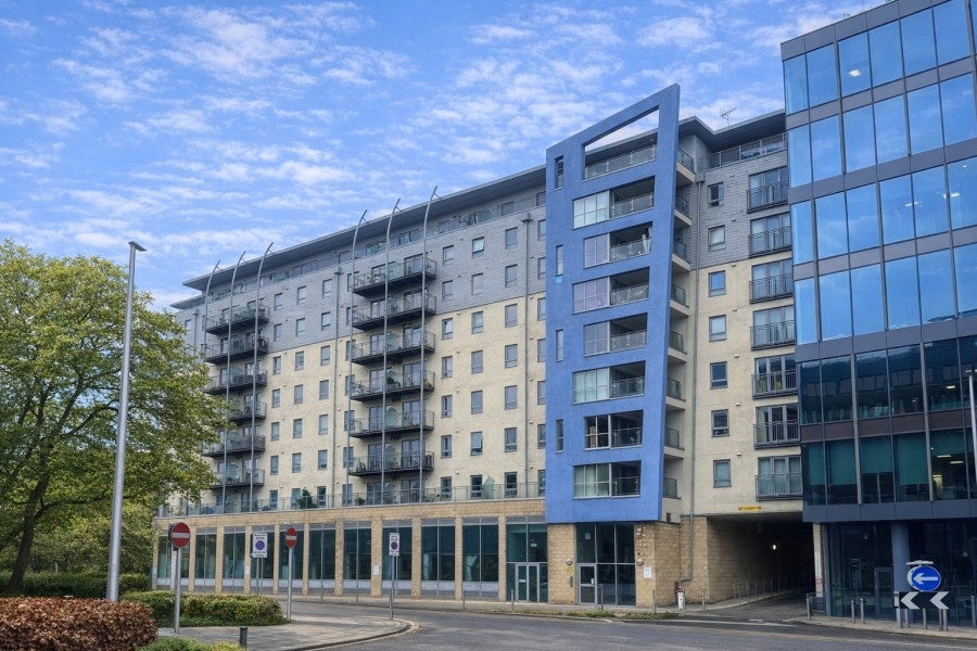 Flat Church Street East in Woking