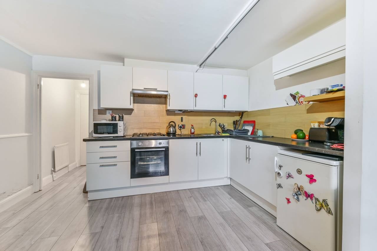 Flat Woodville Road in Greater London