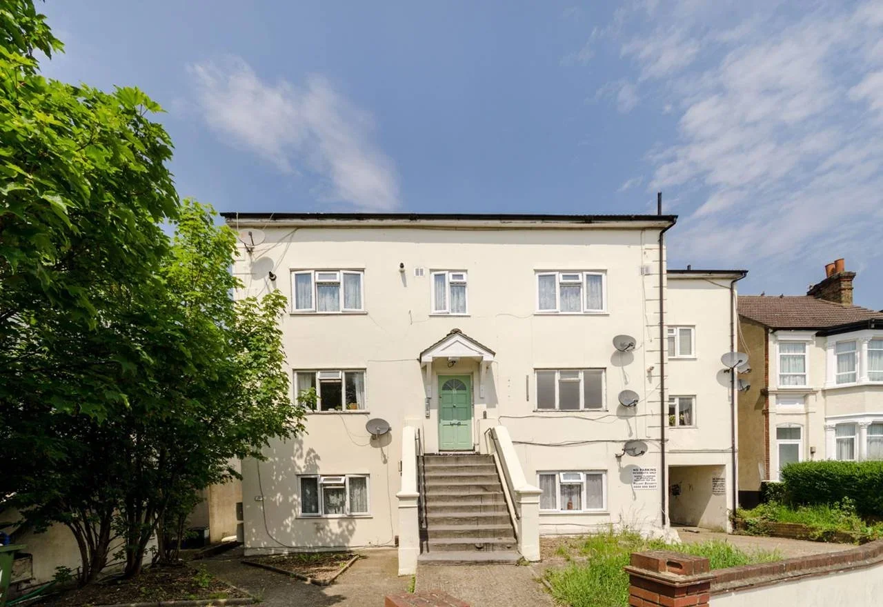 Flat Woodville Road in Greater London