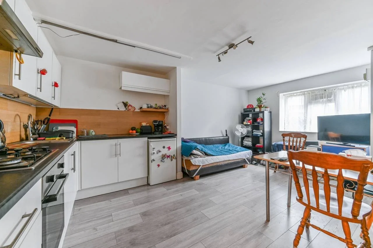 Flat Woodville Road in Greater London
