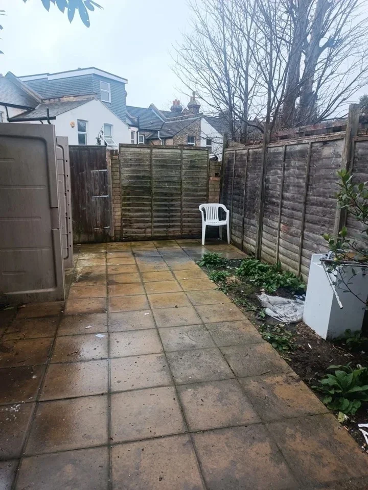 Flat Bensham Lane in Greater London