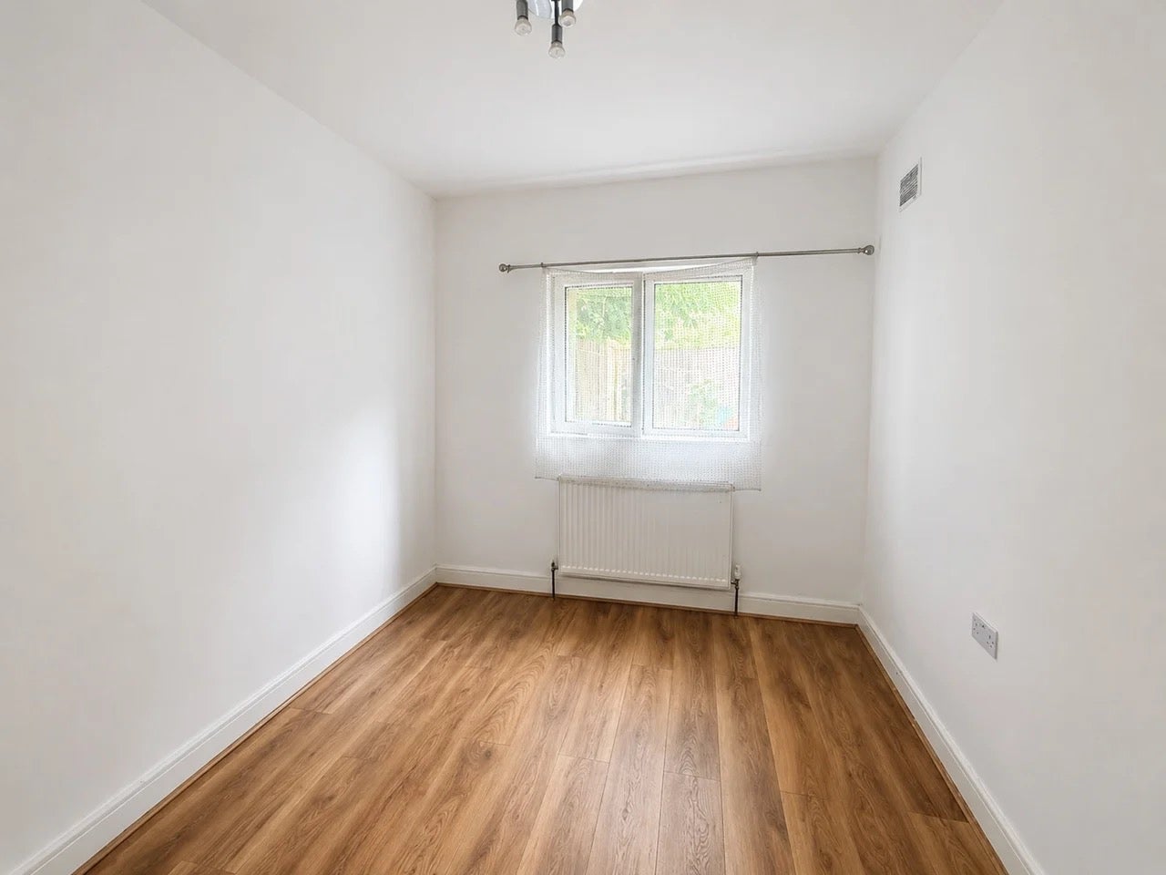 Flat Bensham Lane in Greater London
