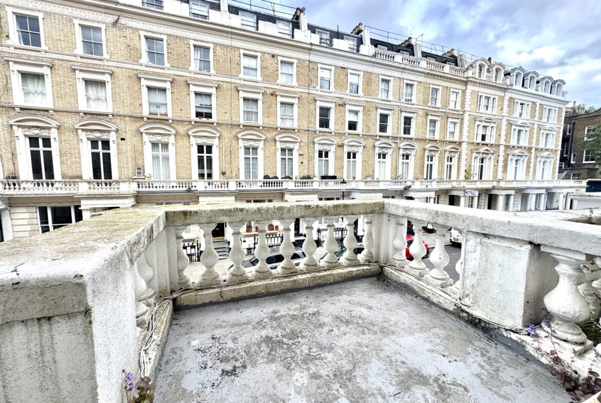 Flat Clanricarde Gardens in Greater London