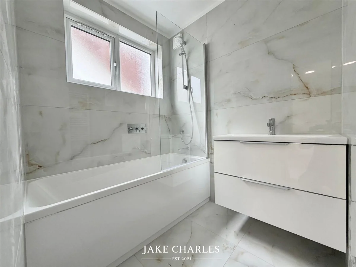 Room Ashfield Road in Greater London