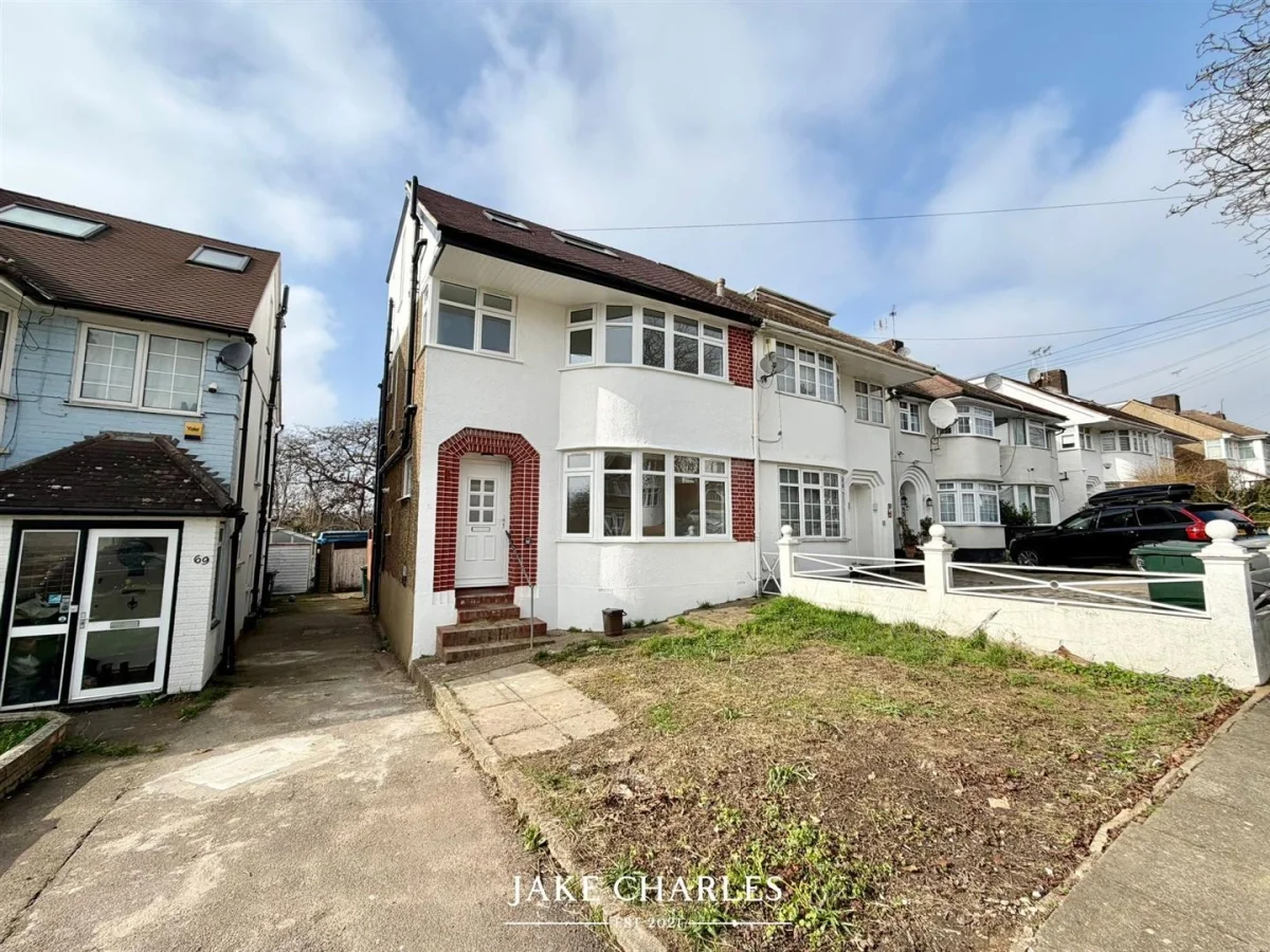 Room Ashfield Road in Greater London