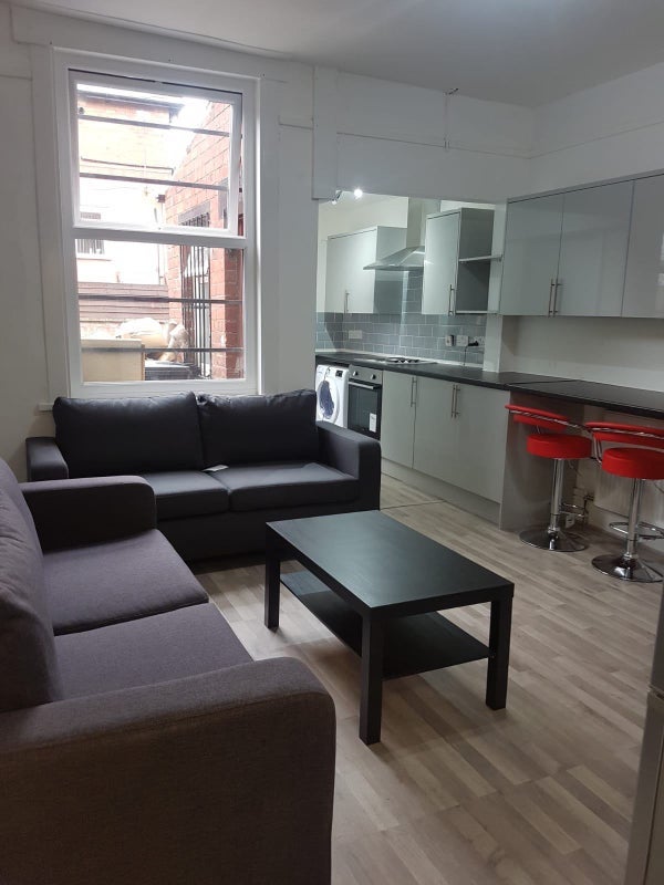 Room Back Hartley Grove in Leeds