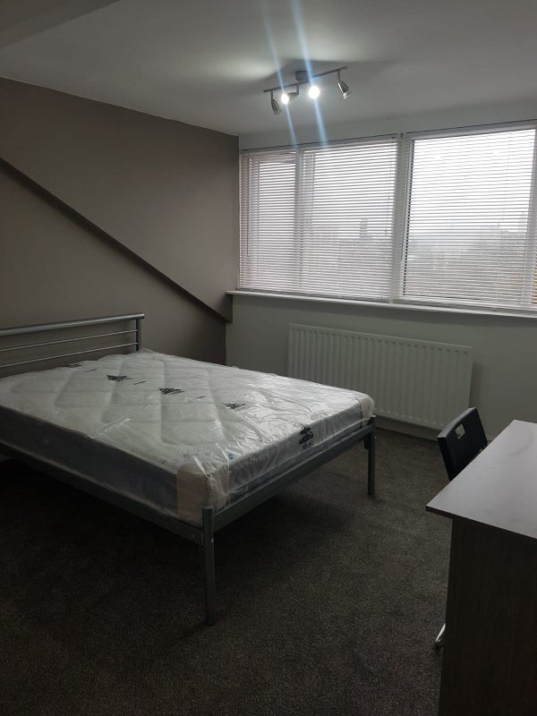 Room Back Hartley Grove in Leeds