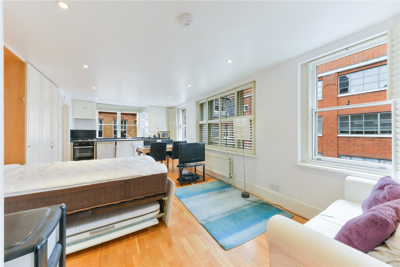 Flat Devonshire Court in Greater London
