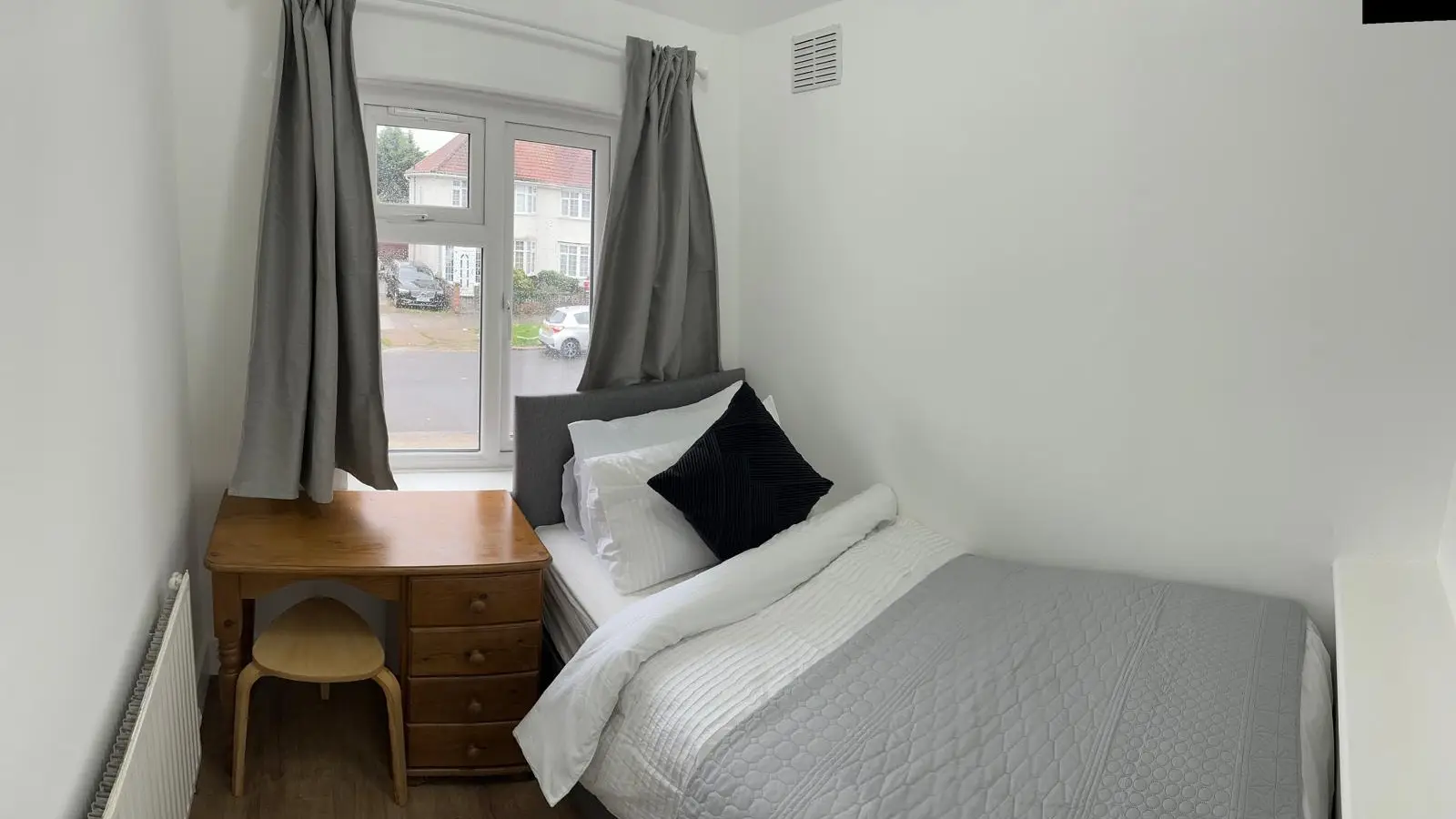 Flat Oakington Manor Drive in Greater London