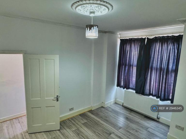 Flat Bickley Street in Greater London