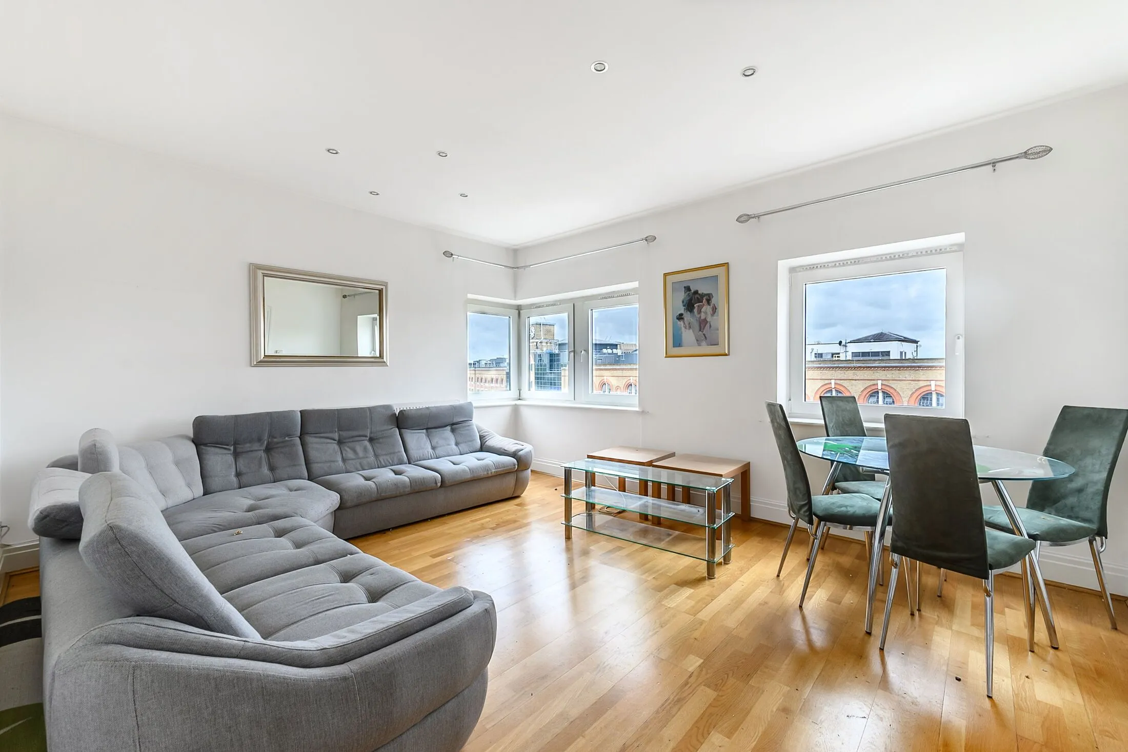 Flat Warwick Road in Greater London