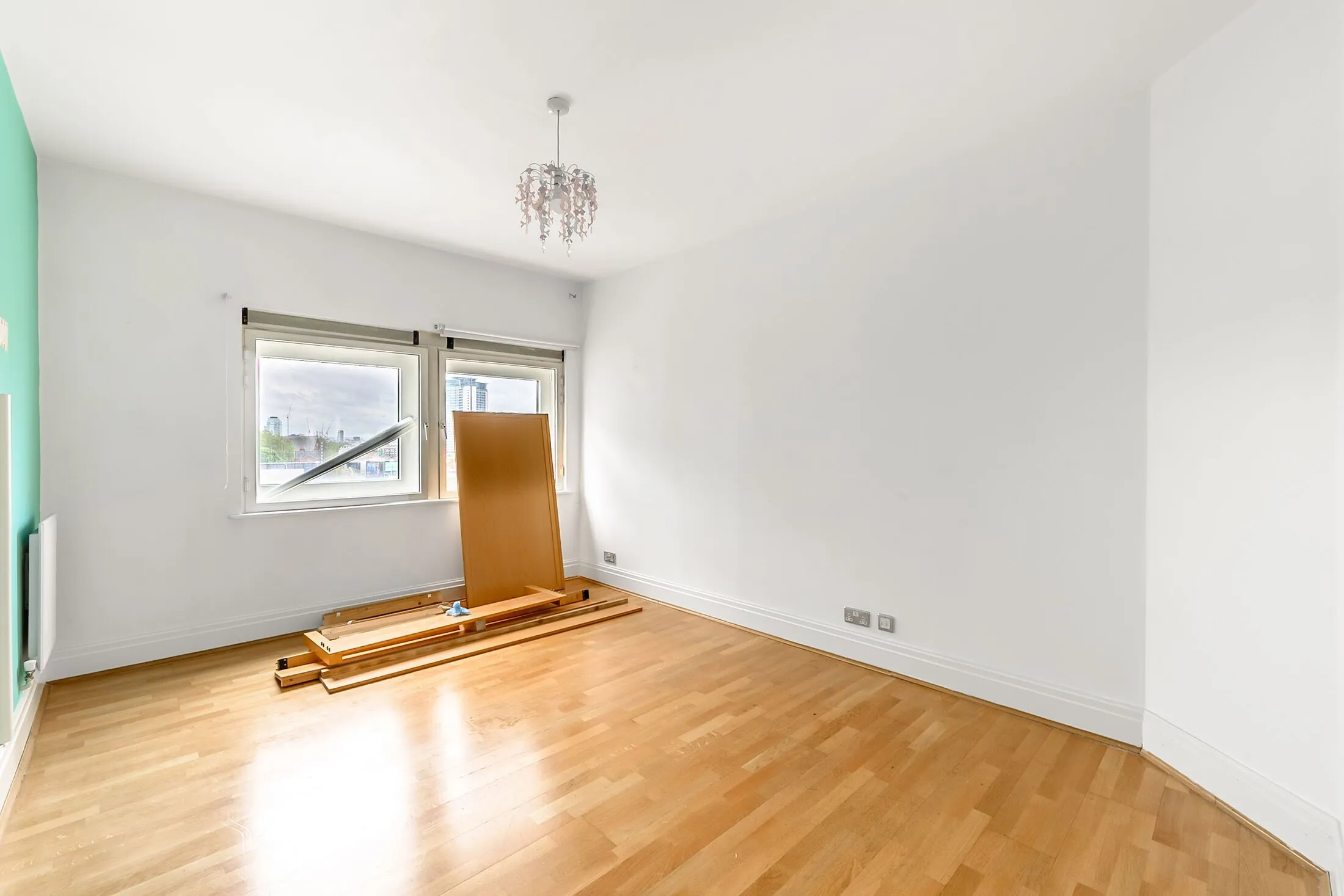 Flat Warwick Road in Greater London