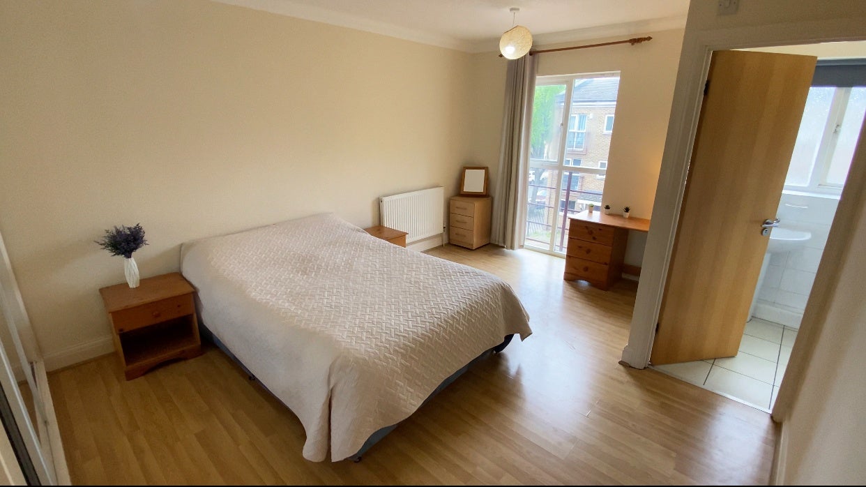 Room Plough Way in Greater London