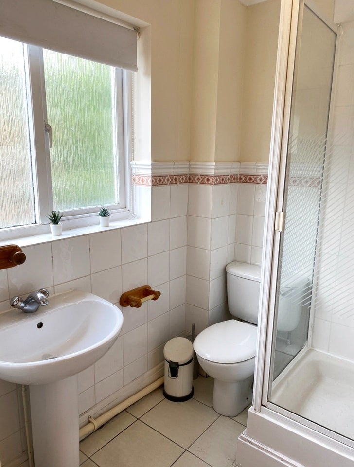 Room Plough Way in Greater London