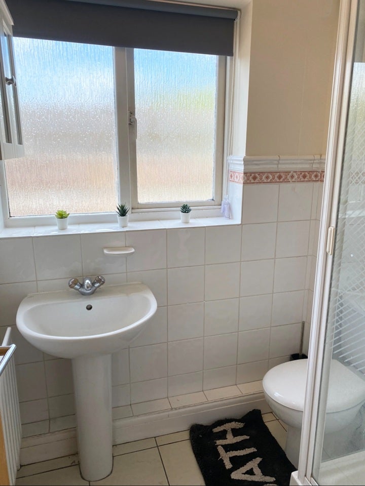 Room Plough Way in Greater London