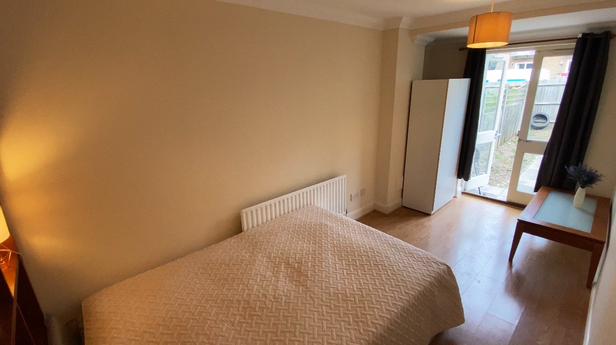 Room Plough Way in Greater London