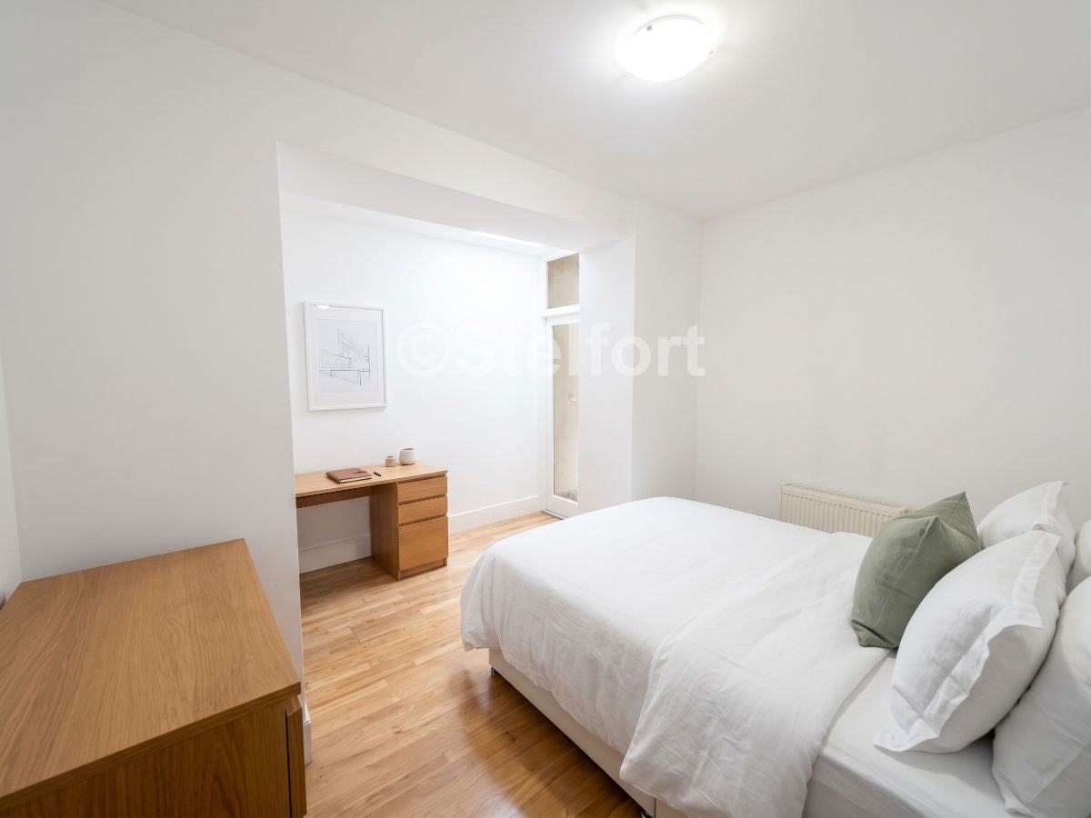 Flat Hillmarton Road in Greater London
