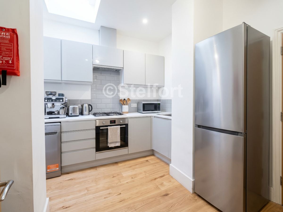 Flat Hillmarton Road in Greater London
