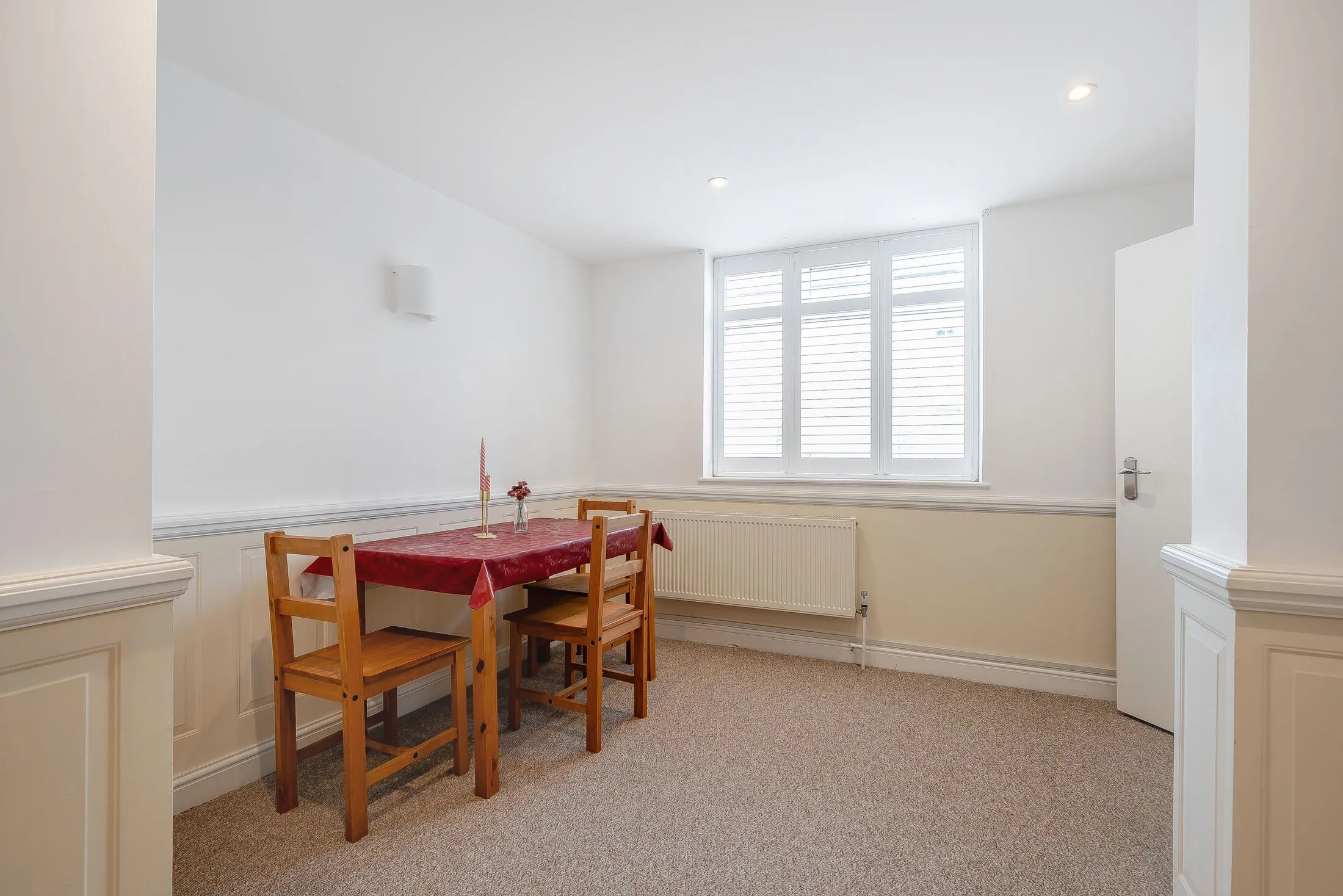 Flat Gorringe Park Avenue in Greater London