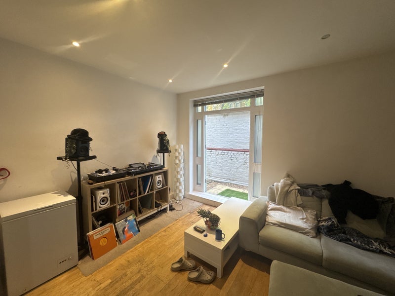 Room Lauriston Road in Greater London