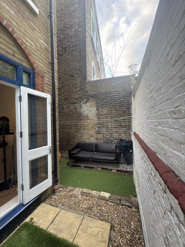 Room Lauriston Road in Greater London
