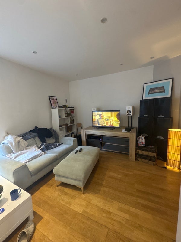 Room Lauriston Road in Greater London