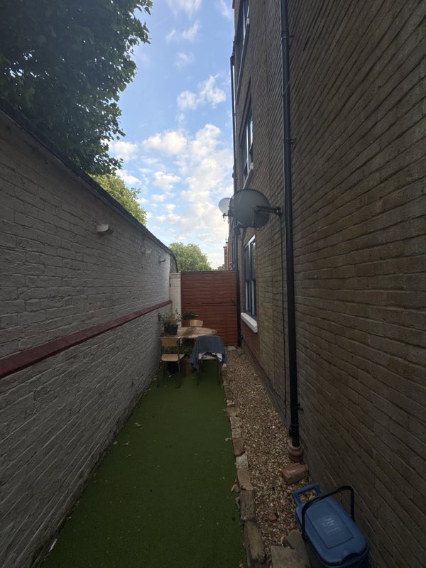 Room Lauriston Road in Greater London