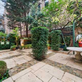 Flat Bloomsbury Square in Greater London