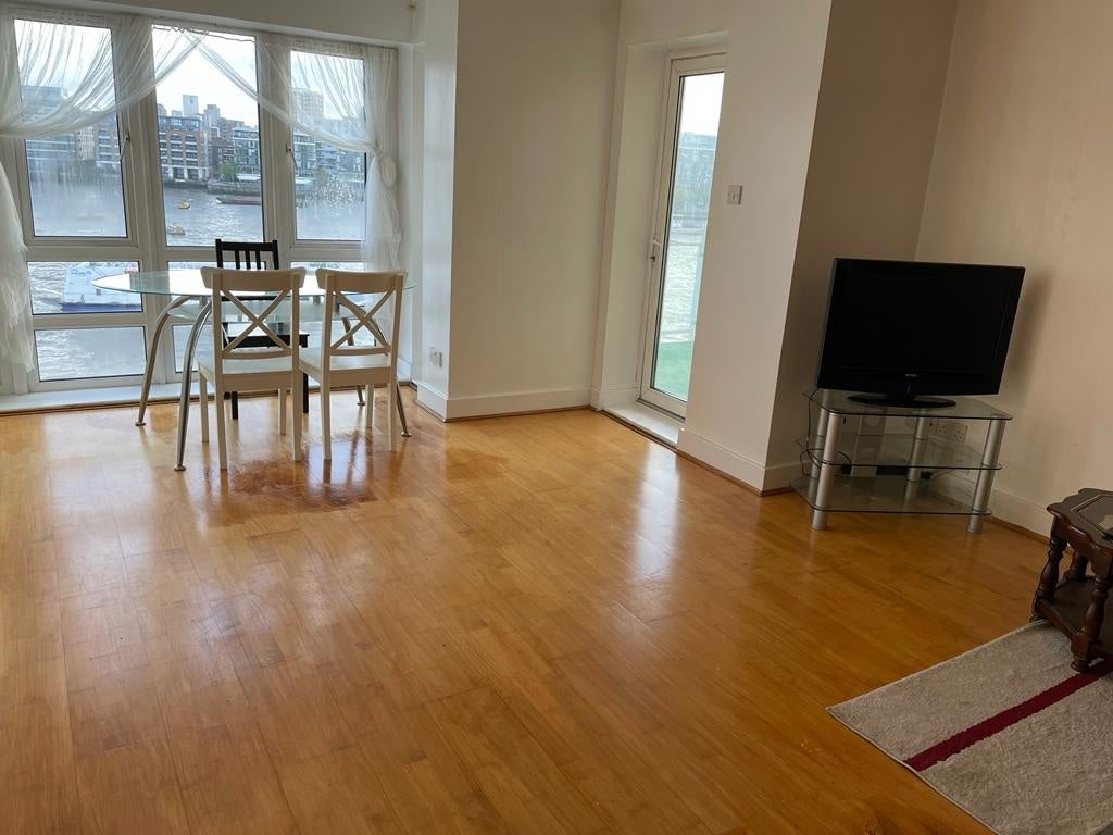 Room St. Davids Square in Greater London