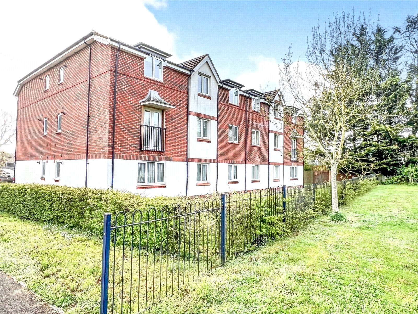 Flat Benham Drive in Spencers Wood