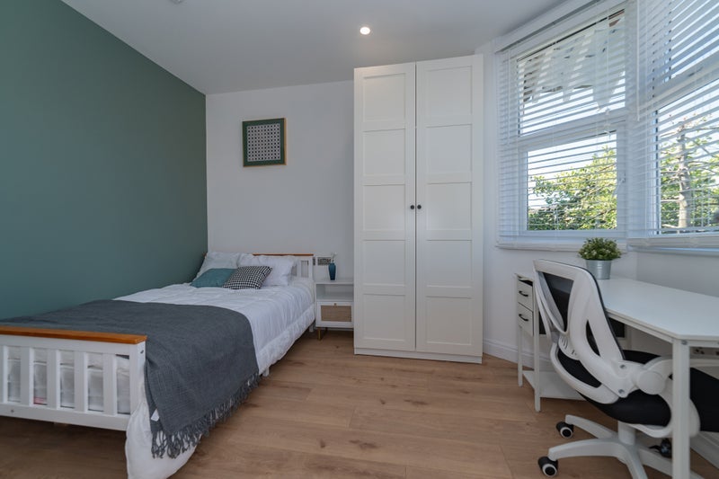 Room Meadow Road in Greater London