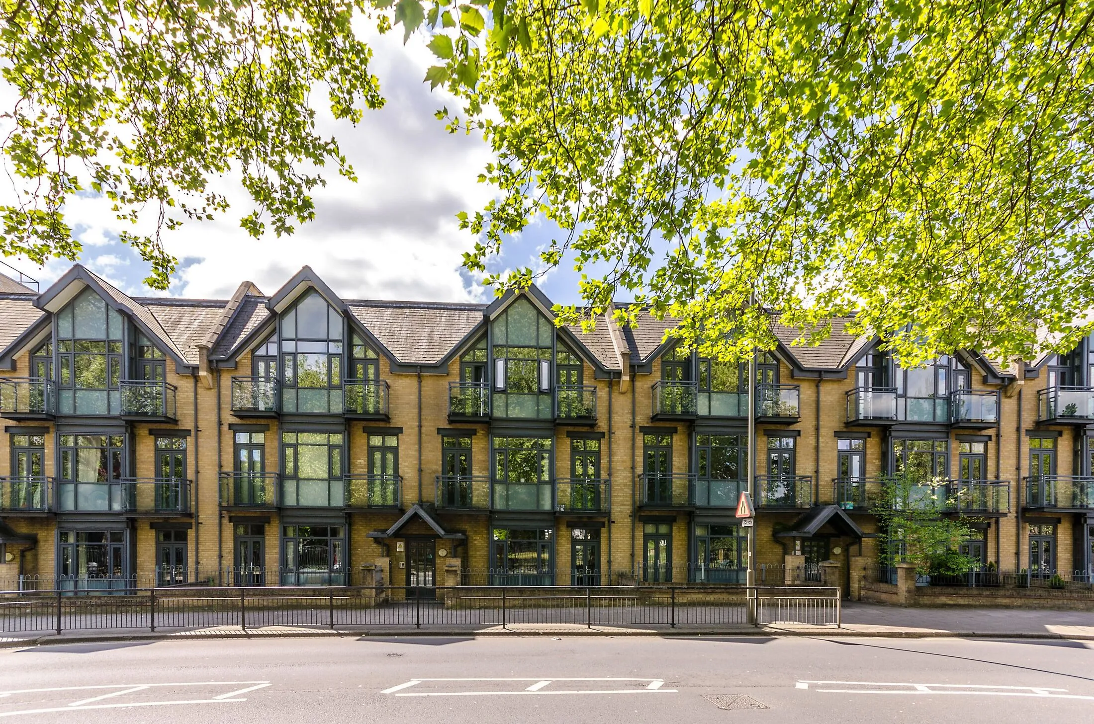 Flat Putney Bridge Road in Greater London