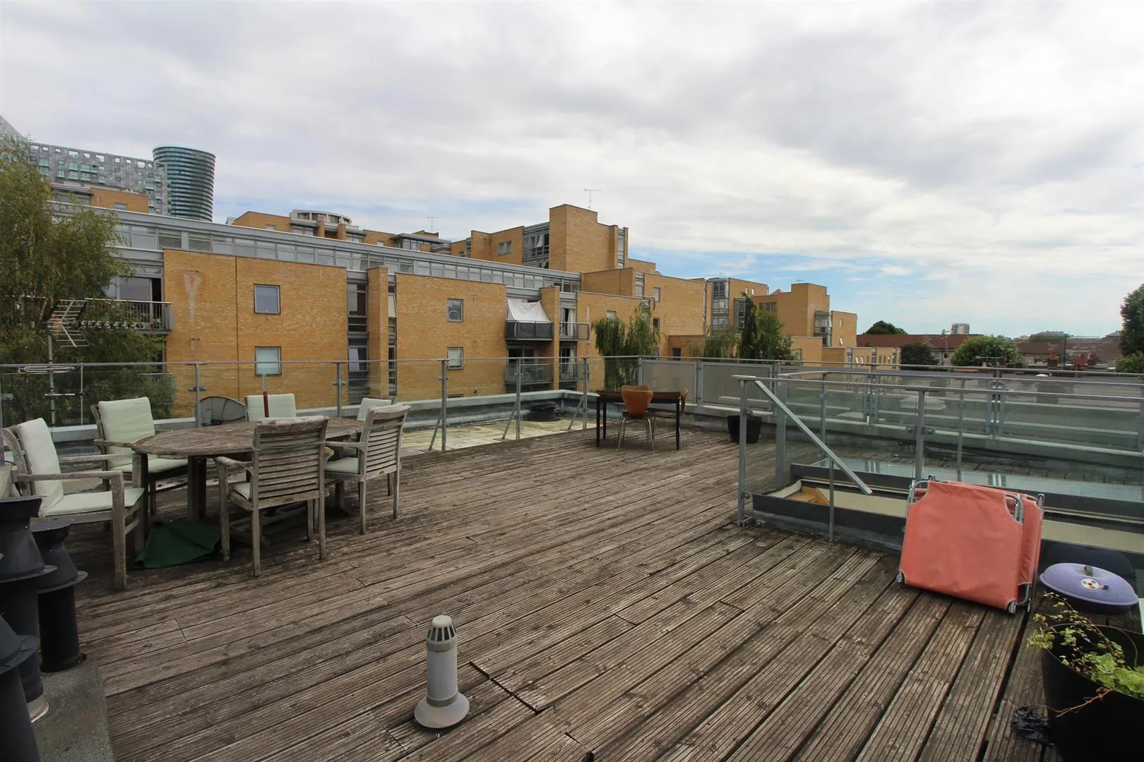Flat Alpha Grove in Greater London