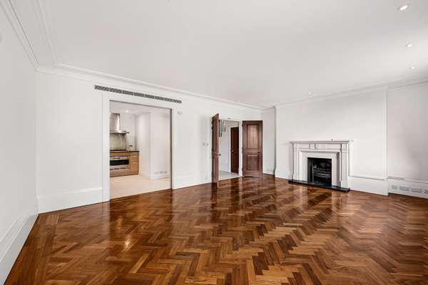 Flat Kensington High Street in Greater London