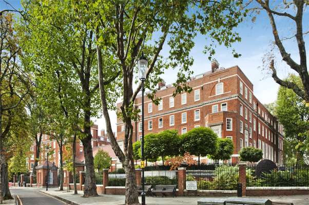 Flat Kensington High Street in Greater London
