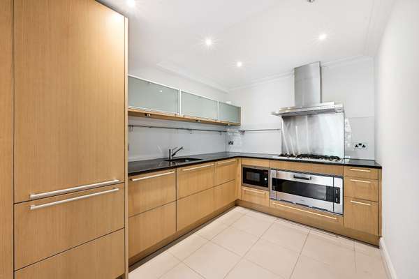 Flat Kensington High Street in Greater London