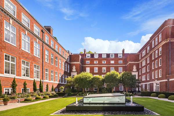 Flat Kensington High Street in Greater London