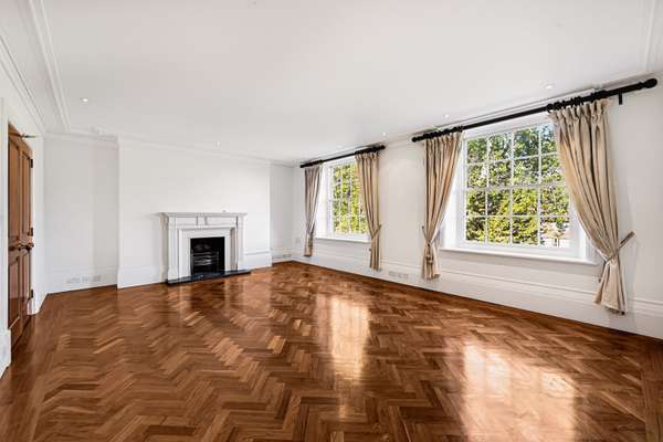 Flat Kensington High Street in Greater London