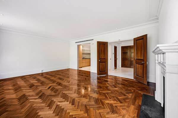 Flat Kensington High Street in Greater London