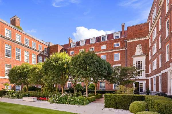 Flat Kensington High Street in Greater London