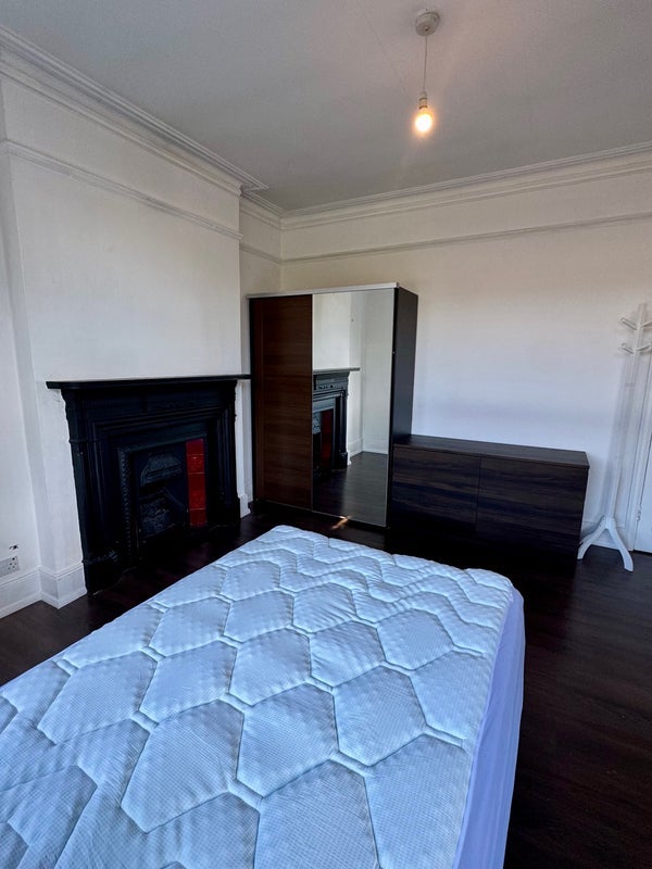 Room Mount Nod Road in Greater London