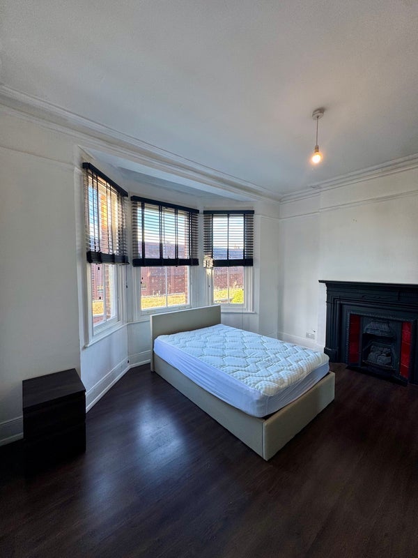 Room Mount Nod Road in Greater London
