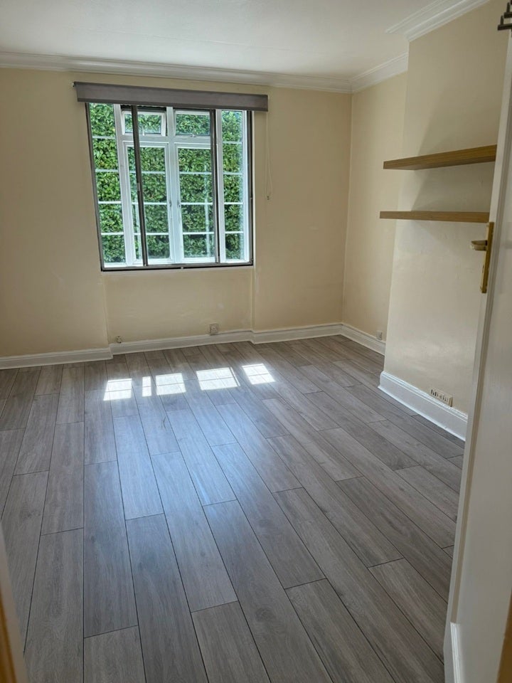 Flat Shirehall Lane in Greater London