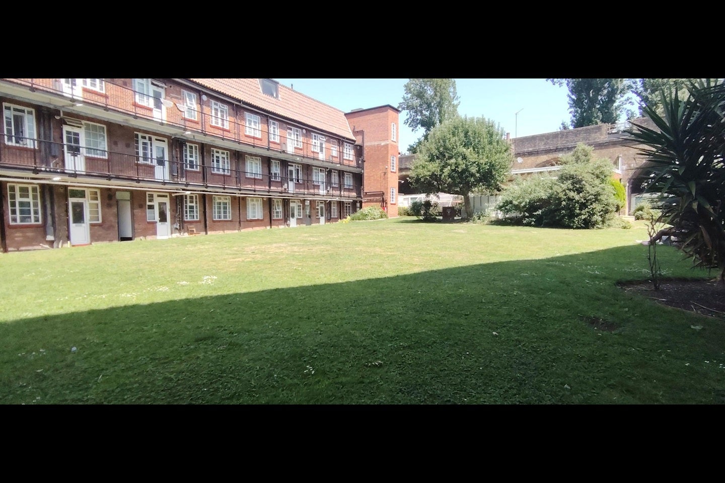 Flat Shirehall Lane in Greater London