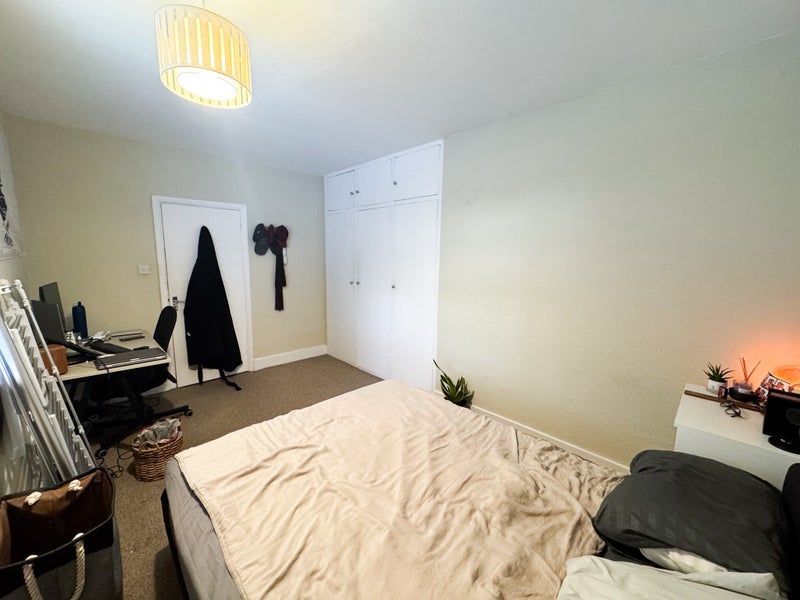 Flat Mount Ephraim Road in Greater London